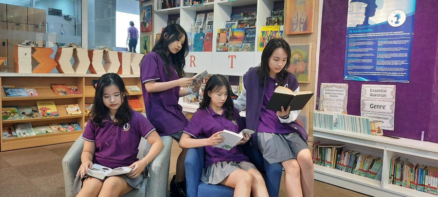 Từ phải qua: Khánh Linh, Vân Yến, Bảo Anh và Tố Thi thường xuyên tìm hiểu các kiến thức trong sách ở thư viện nhà trường. Từ phải qua: Khánh Linh, Vân Yến, Bảo Anh và Tố Thi thường xuyên tìm hiểu các kiến thức trong sách ở thư viện nhà trường.
