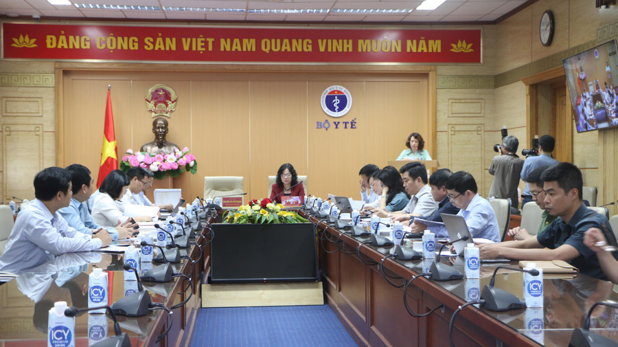 Lãnh đạo hai Bộ: Y tế - GD&ĐT luôn phối hợp chặt chẽ trong công tác tiêm chủng vắc xin cho trẻ em, học sinh, sinh viên. Lãnh đạo hai Bộ: Y tế - GD&ĐT luôn phối hợp chặt chẽ trong công tác tiêm chủng vắc xin cho trẻ em, học sinh, sinh viên.