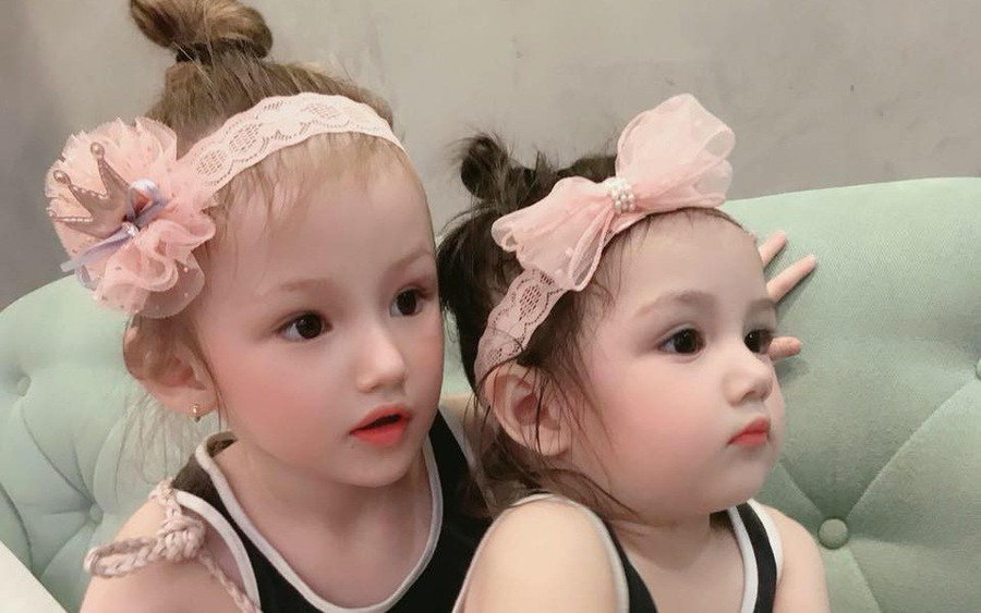 Cặp chị em gái gốc Việt nhận được những lời xuýt xoa không ngừng vì vẻ xinh xắn tựa thiên thần.