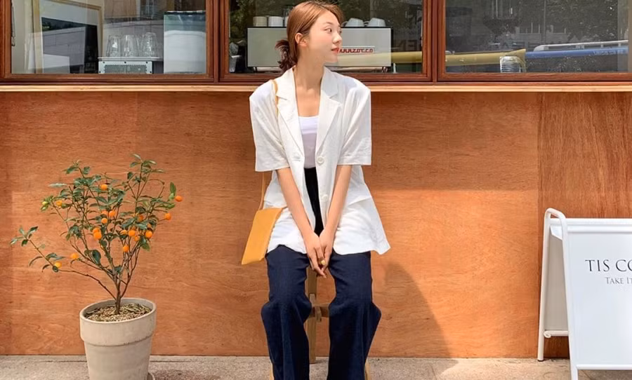 Diện vào mùa hè thì oi bức, vào mùa đông thì lại quá mỏng manh; nghĩa là chiếc áo blazer hợp nhất trong tiết trời thu lỡ cỡ.