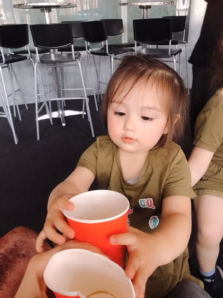 Ngắm cặp chị em gái xinh như thiên thần, dân mạng xuýt xoa khen mẹ khéo đẻ ảnh 17