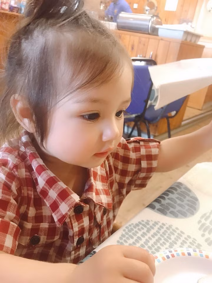 Ngắm cặp chị em gái xinh như thiên thần, dân mạng xuýt xoa khen mẹ khéo đẻ ảnh 13