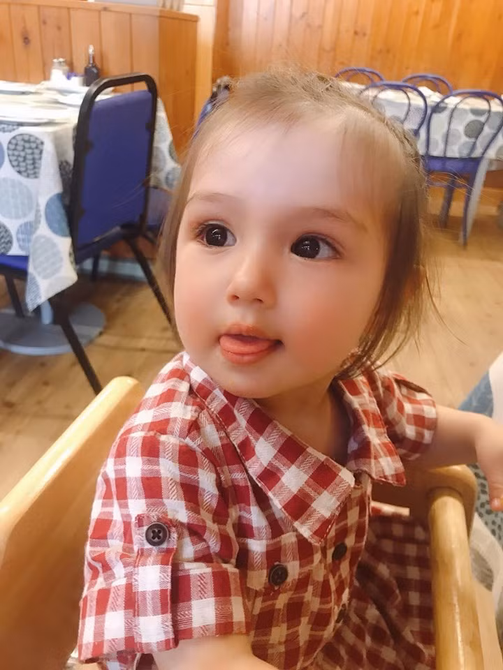 Ngắm cặp chị em gái xinh như thiên thần, dân mạng xuýt xoa khen mẹ khéo đẻ ảnh 12