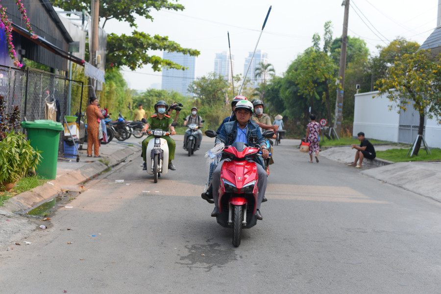 Lực lượng chức năng đi săn bắt chó thả rông. Lực lượng chức năng đi săn bắt chó thả rông.