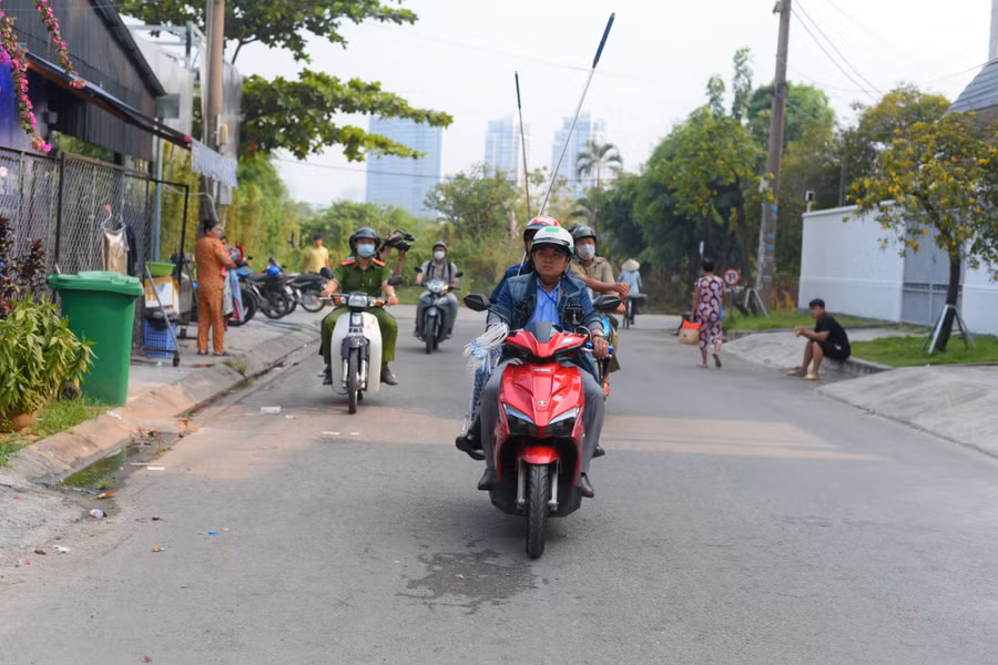 Lực lượng chức năng đi săn bắt chó thả rông.