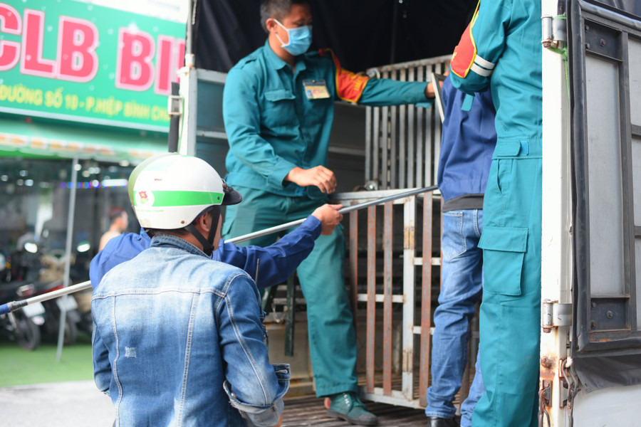 Đội chuyên trách bắt chó thả rông và động vật mắc bệnh dại, có dấu hiệu mắc bệnh dại phường Hiệp Bình Chánh bắt nhiều chú chó. Đội chuyên trách bắt chó thả rông và động vật mắc bệnh dại, có dấu hiệu mắc bệnh dại phường Hiệp Bình Chánh bắt nhiều chú chó.
