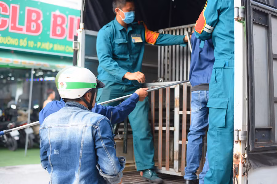 Đội chuyên trách bắt chó thả rông và động vật mắc bệnh dại, có dấu hiệu mắc bệnh dại phường Hiệp Bình Chánh bắt nhiều chú chó.