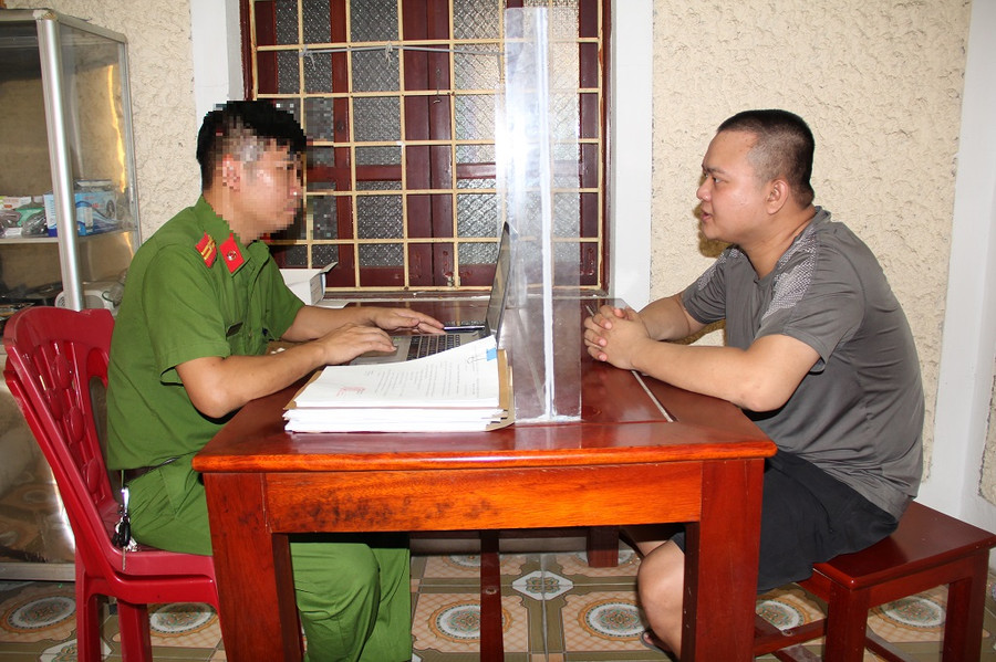 Công an lấy lời khai của Minh. (Ảnh: CANA) Công an lấy lời khai của Minh. (Ảnh: CANA)