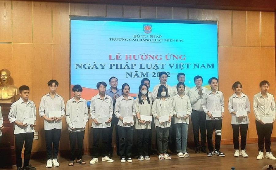 Bộ Tư pháp tặng quà cho học sinh, sinh viên có hoàn cảnh khó khăn. Bộ Tư pháp tặng quà cho học sinh, sinh viên có hoàn cảnh khó khăn.