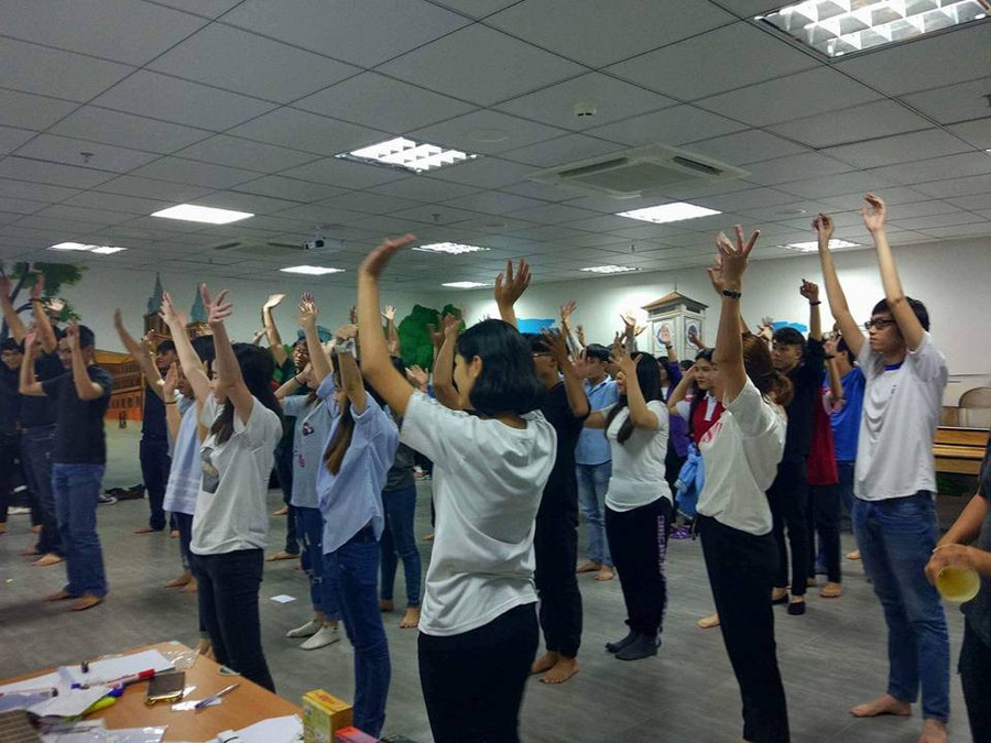 Câu lạc bộ tiếng anh HIU – HIUTalk trong giờ hoạt động sôi nổi giúp tạo cảm hứng học tiếng Anh