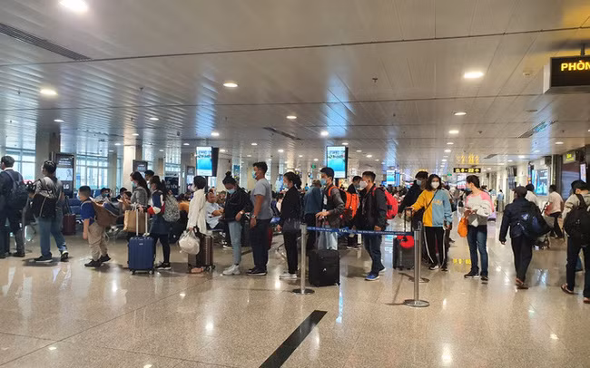 Hàng không "đua" bay đêm dịp Tết, giá vé rẻ không ngờ