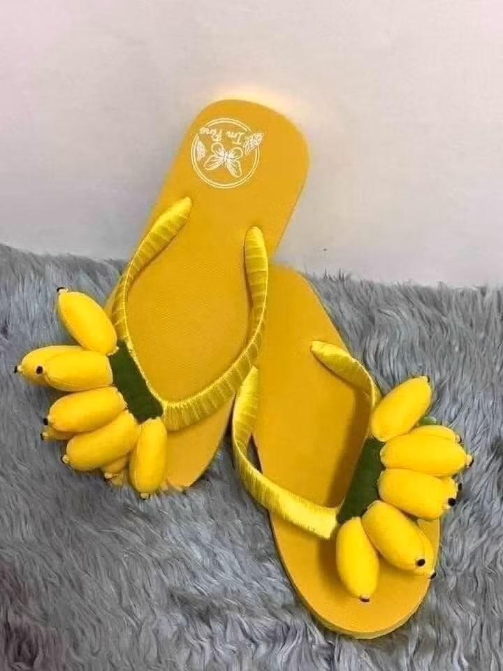 Hàng loạt những mẫu dép được sáng tạo độc đáo thông qua hình ảnh rất nhiều thức ăn quen thuộc hàng ngày của các chị em, nào là cá, là rau, mì tôm, ớt các kiểu.