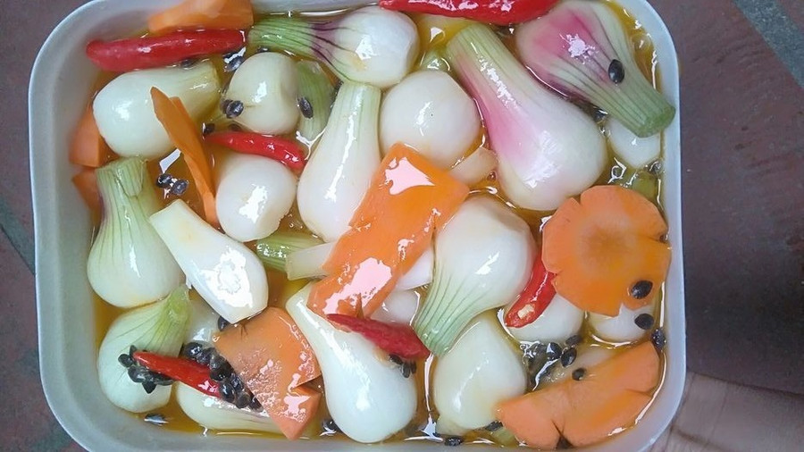 Cách muối hành, kiệu ngâm chanh leo chống ngấy ngày Tết được chị em chia sẻ rần rần 