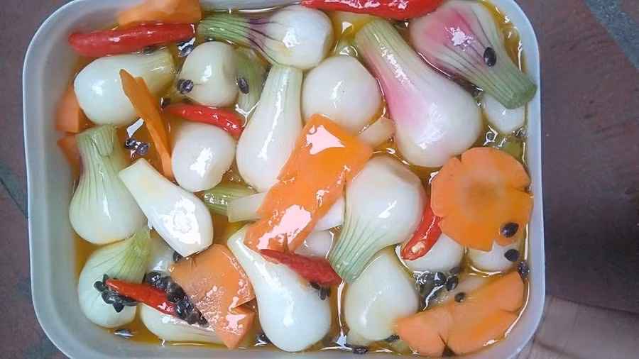 Cách muối hành, kiệu ngâm chanh leo chống ngấy ngày Tết được chị em chia sẻ rần rần 