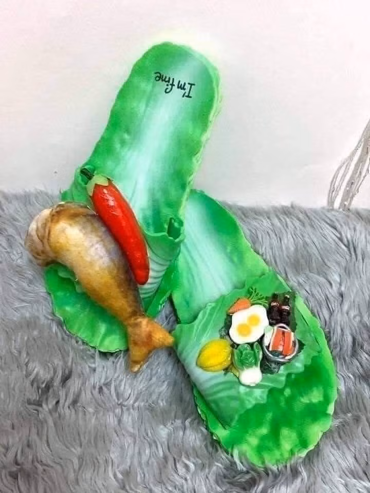 Có ai dám mang những mẫu dép trend 2021? ảnh 7