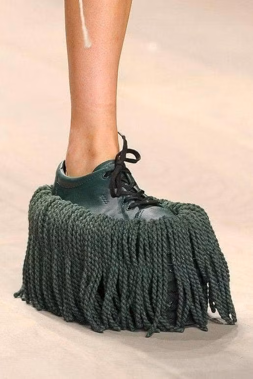 Sắm một đôi vừa diện tết vừa lau sàn nhà.