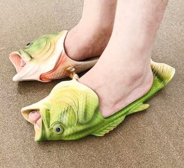 Đôi dép cá rô phi màu xanh được giới trẻ thích thú.