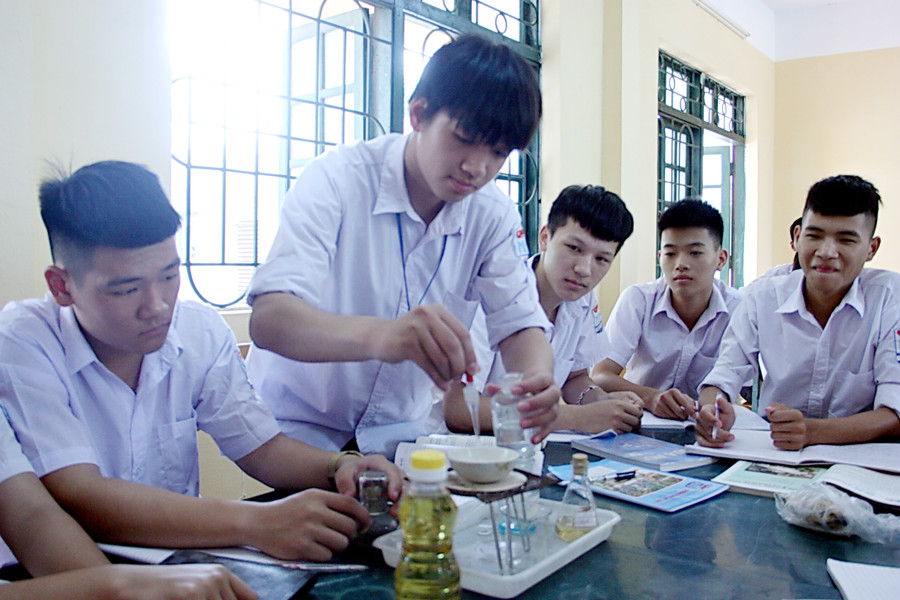HS Trường THPT Mỹ Hào (Hưng Yên) làm thí nghiệm trong giờ Hóa học HS Trường THPT Mỹ Hào (Hưng Yên) làm thí nghiệm trong giờ Hóa học
