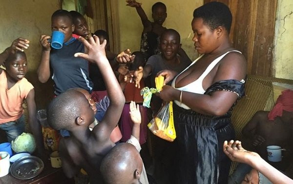 Cuộc đời đầy cay đắng của người mẹ đơn thân 40 tuổi sinh 44 đứa con ảnh 2