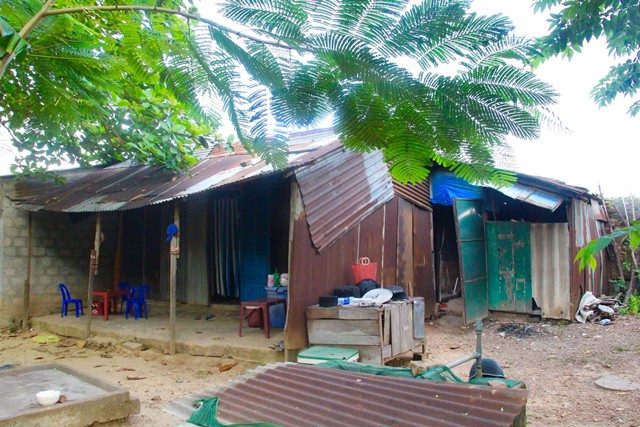 Những căn nhà chật chội, tạm bợ gây mất mỹ quan, diện mạo đô thị nói chung và Khu di sản Huế nói riêng Những căn nhà chật chội, tạm bợ gây mất mỹ quan, diện mạo đô thị nói chung và Khu di sản Huế nói riêng