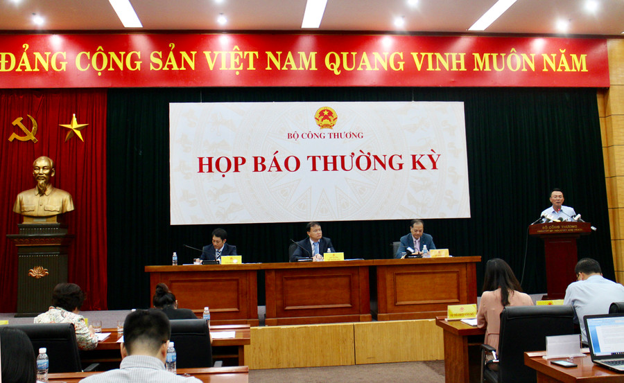 Họp báo chiều 17/10/2018 tại Hà Nội, Thứ trưởng Bộ Công Thương Đỗ Thắng Hải khẳng định: Bộ Công Thương sẽ phối hợp với tất cả các cơ quan liên quan tại các địa phương, cố gắng không để những sự việc tương tự lại xảy ra. (ảnh: Thanh Tuấn)