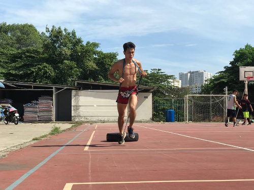 Quyền kéo lốp xe chạy vòng quanh sân banh. Ảnh: C.K