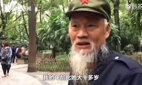 Ông cụ gian nan đi tìm chồng mới cho vợ trẻ