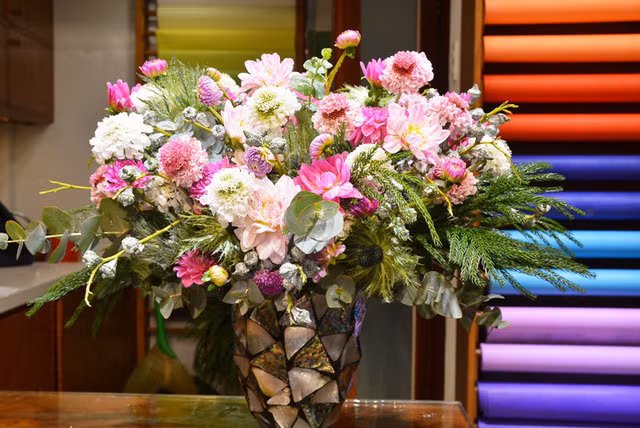 Hoa cắm trong bình khảm trai làm tăng giá trị thẩm mỹ.