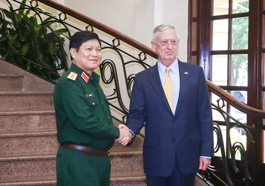 Bộ trưởng Ngô Xuân Lịch và Bộ trưởng Bộ Quốc phòng Hoa Kỳ James Mattis tại buổi tiếp