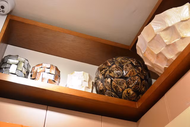 Nhiều mẫu bình khảm trai có giá trên dưới 1 triệu đồng/bình.