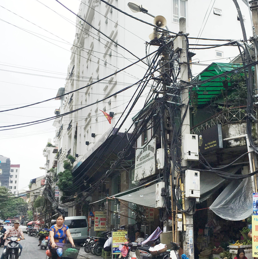 Dây điện như thòng lọng trên phố cổ Hàng Bè Dây điện như thòng lọng trên phố cổ Hàng Bè