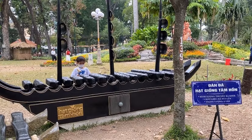 Chiêm ngưỡng bộ đàn đá Hạt giống tâm hồn nặng 5 tấn ảnh 2