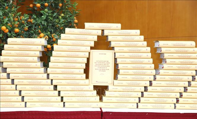 Cuốn sách “Kiên quyết, kiên trì đấu tranh phòng, chống tham nhũng, tiêu cực, góp phần xây dựng Đảng và Nhà nước ta ngày càng trong sạch, vững mạnh” của Tổng Bí thư Nguyễn Phú Trọng. Ảnh: Phương Hoa/TTXVN