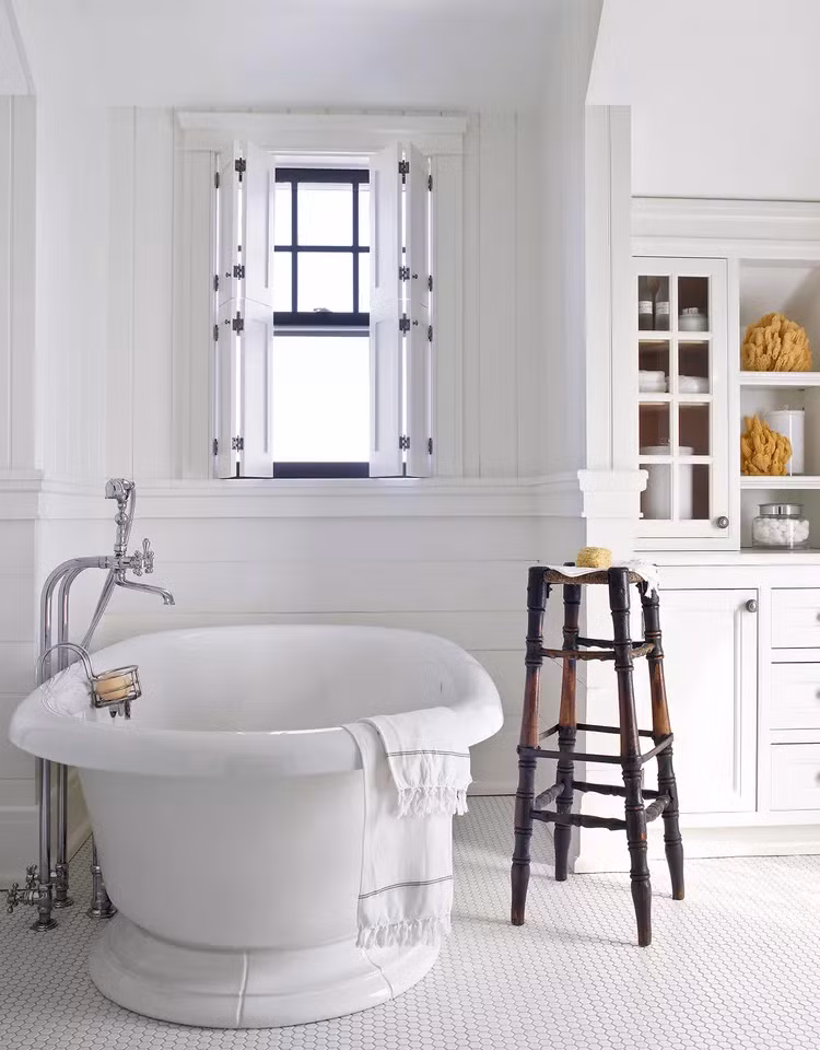 Lắp kính mờ để bảo vệ sự riêng tư. (Ảnh: ITN).