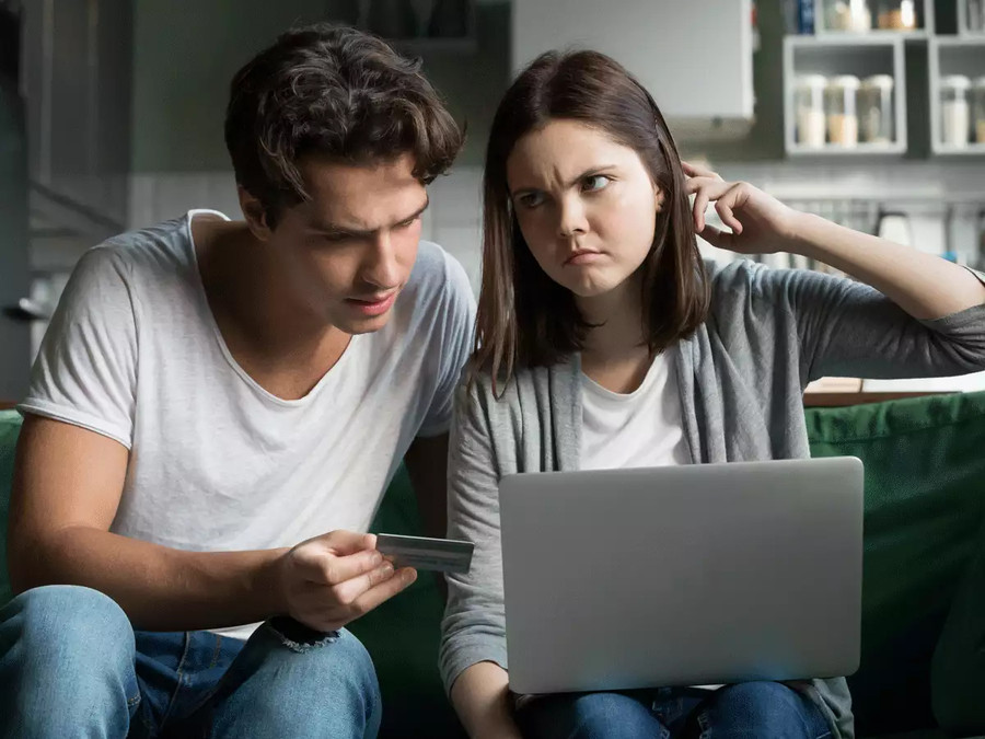 Cách bạn lớn lên cũng đóng một vai trò trong thói quen quản lý tiền bạc của bạn. (Ảnh: ITN)