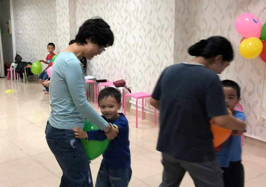 Trẻ chủ động, hào hứng trong các trò chơi có mẹ tham gia Trẻ chủ động, hào hứng trong các trò chơi có mẹ tham gia