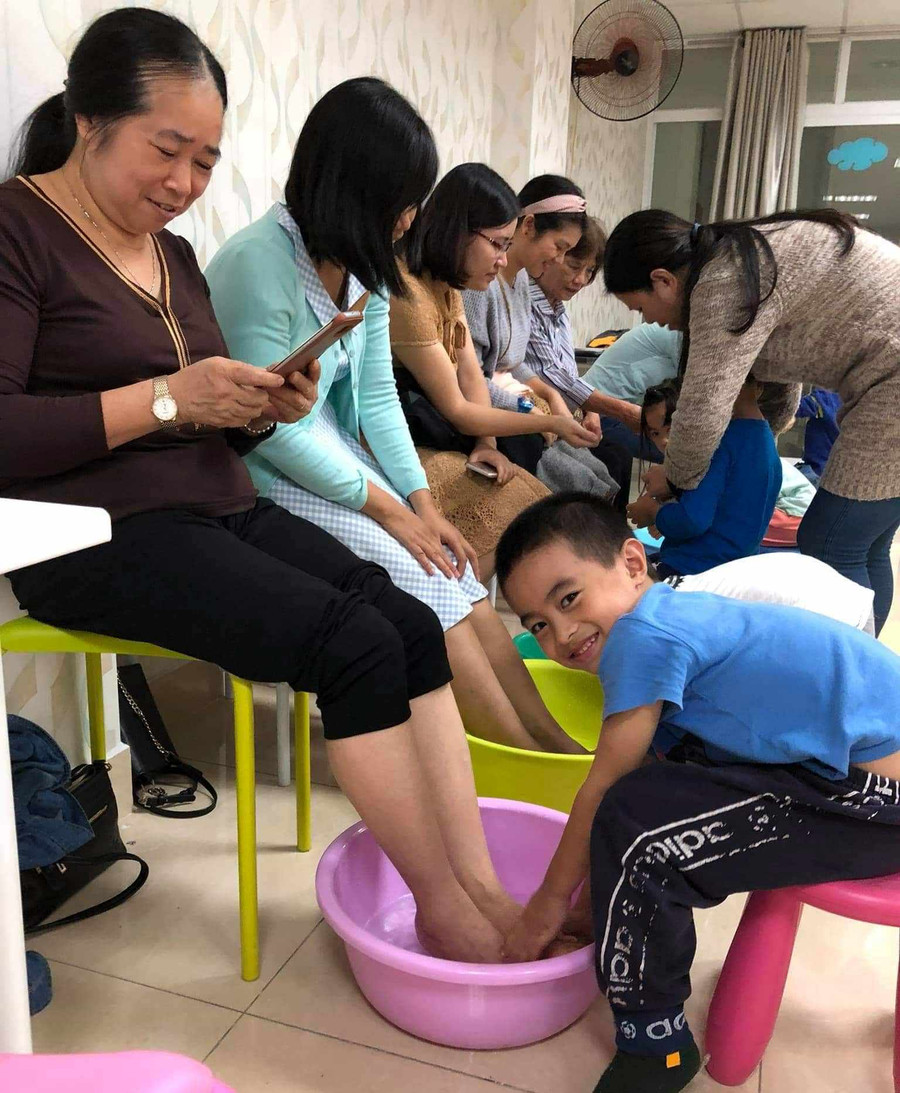 Bé rửa chân cho bà và mẹ Bé rửa chân cho bà và mẹ