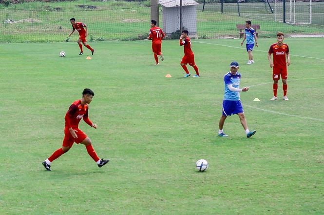 Ngoài trình độ chuyên môn, sự phù hợp với ý đồ chiến thuật của HLV, thái độ tập luyện cũng là một tiêu chí lựa chọn cầu thủ. Ngoài trình độ chuyên môn, sự phù hợp với ý đồ chiến thuật của HLV, thái độ tập luyện cũng là một tiêu chí lựa chọn cầu thủ.