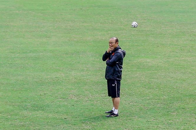 HLV Park Hang Seo đứng từ xa quan sát các học trò tập luyện. HLV Park Hang Seo đứng từ xa quan sát các học trò tập luyện.