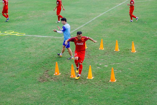 Nhiều cầu thủ trụ cột vắng mặt tại buổi tập này như thủ quân Quang Hải, Thành Chung, Văn Hậu, Đình Trọng, Tiến Linh... Được biết, các cầu thủ thuộc CLB Hà Nội trở về để chuẩn bị cho trận đấu ở AFC Cup, còn Đình Trọng và Tiến Linh ở lại khách sạn tập phục hồi riêng. Nhiều cầu thủ trụ cột vắng mặt tại buổi tập này như thủ quân Quang Hải, Thành Chung, Văn Hậu, Đình Trọng, Tiến Linh... Được biết, các cầu thủ thuộc CLB Hà Nội trở về để chuẩn bị cho trận đấu ở AFC Cup, còn Đình Trọng và Tiến Linh ở lại khách sạn tập phục hồi riêng.