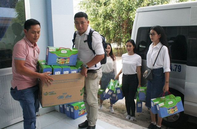 Cùng nhau vận chuyển quà vào sảnh hội trường