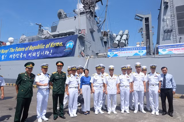 Đại diện 2 nước Việt Nam và Hàn Quốc chụp ảnh lưu niệm bên cạnh con tàu.