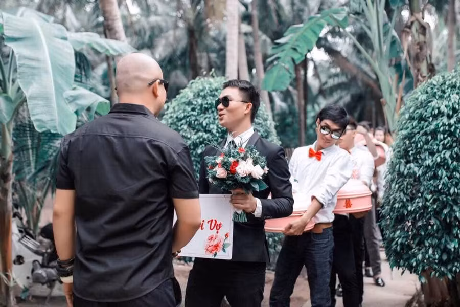 Đi hỏi vợ ở Bến Tre, chú rể bị bắt uống hết 100 quả dừa mới được vào nói chuyện với nhà gái