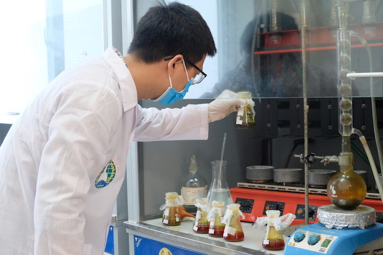 Nhân viên Viện Hoá học và Môi trường Quân sự làm việc cường độ cao để nhanh chóng có kết quả, để đưa ra phương án tiêu độc khu vực cháy nhà máy Rạng Đông. Ảnh: CTV Nhân viên Viện Hoá học và Môi trường Quân sự làm việc cường độ cao để nhanh chóng có kết quả, để đưa ra phương án tiêu độc khu vực cháy nhà máy Rạng Đông.