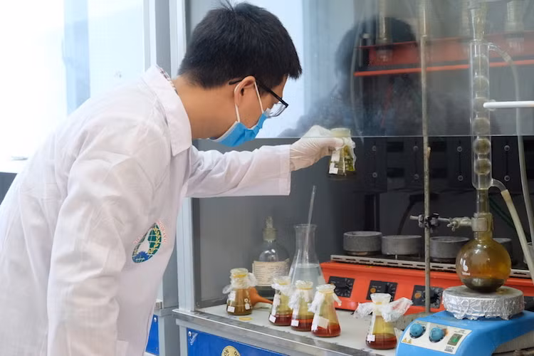 Nhân viên Viện Hoá học và Môi trường Quân sự làm việc cường độ cao để nhanh chóng có kết quả, để đưa ra phương án tiêu độc khu vực cháy nhà máy Rạng Đông.