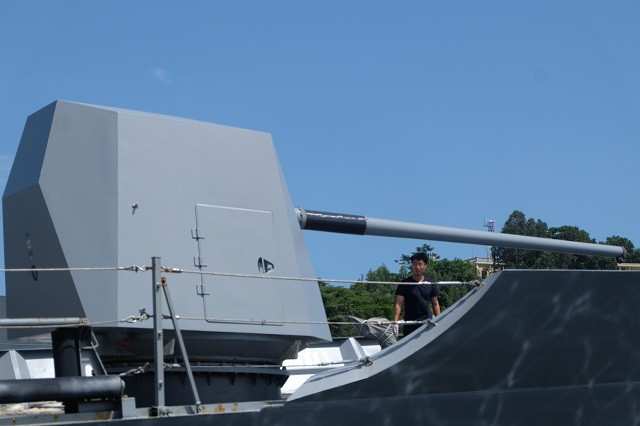 Cận cảnh pháo hạm phía trước tàu.