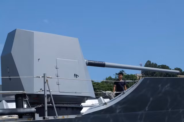 Cận cảnh pháo hạm phía trước tàu.