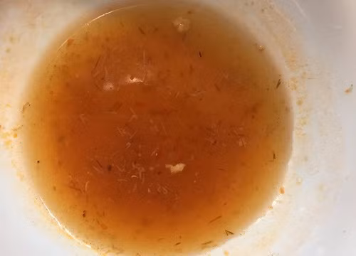 Bát nước mắm có giòi.