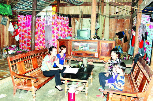 Cô giáo Hoàng Thị Thanh Huyền cùng đồng nghiệp Trường Mầm non số 2 Xuân Hòa ( Bảo Yên - Lào Cai) đến bản vận động học sinh