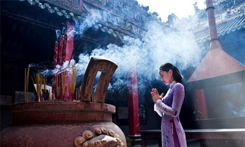 Khi đi chùa chiền, ta không nên cầu thân thể thoát đau ốm, bệnh tật - Ảnh minh họa: Internet.